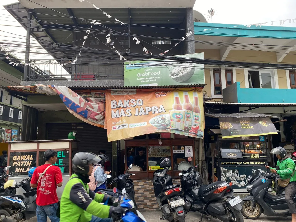 Tampak depan suasana hangat bakso depan SMAN 1 Dayeuhkolot (Sumber: Indah Sari Pertiwi | Foto: Indah Sari Pertiwi)