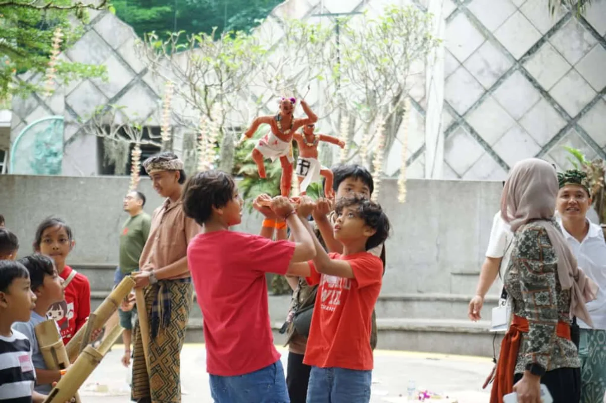 Anak-anak mengangkat ogoh-ogoh buatannya saat mengikuti workshop seni di NuArt Sculpture Park, Bandung Barat, Jumat (31/10/2025) (Sumber: NuArt Sculpture Park | Foto: Nuart Sculpture Park)
