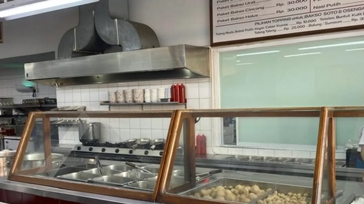 Bakso Tjap Haji menampilkan dapur terbuka, memungkinkan pelanggan menyaksikan seluruh proses persiapan makanan. Senin (03/11/2025). (Sumber: Ramadhan Dwiadya)