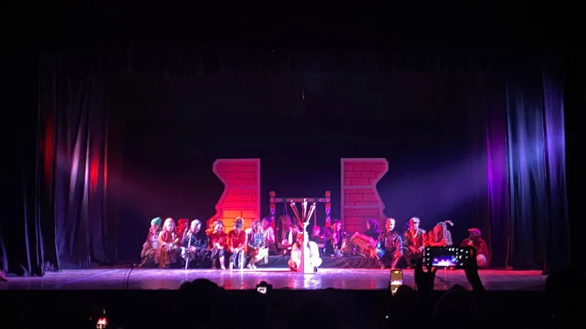 Suasana Pementasan Longser Jurig, seluruh pemain dengan kostum dan tata cahaya dramatis menciptakan nuansa mistis dan penuh makna diatas panggung. 
(28/10/25) (Sumber: Tasya Amalia Siregar) (Sumber: Tasya Amalia Siregar | Foto: Tasya Amalia Siregar)