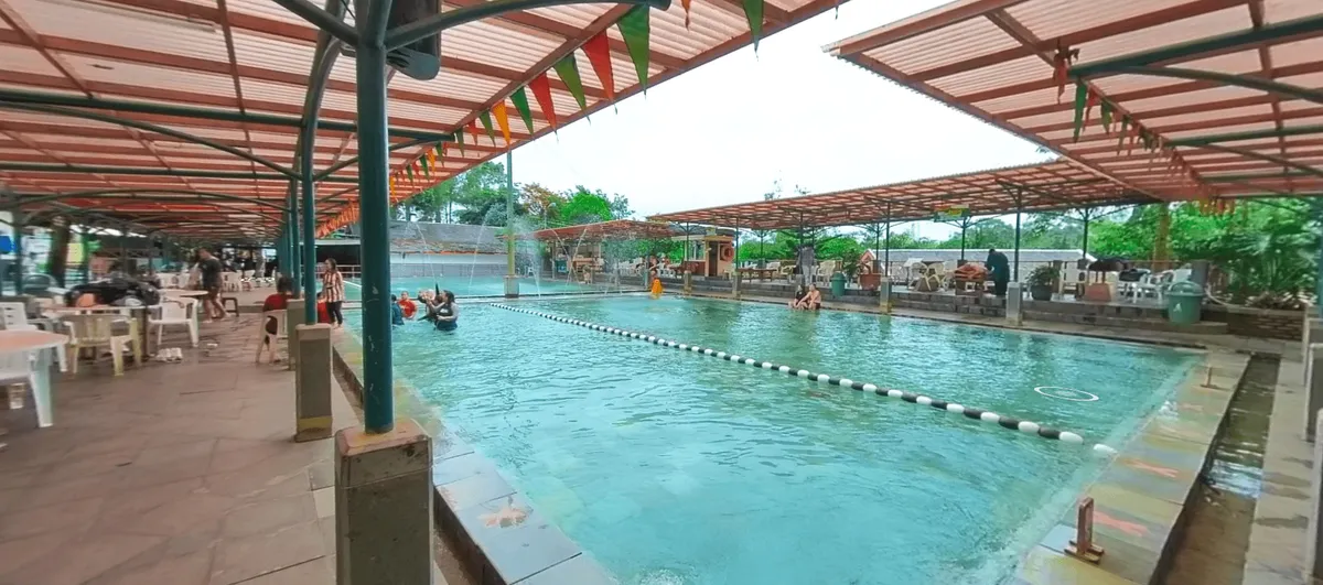 Pengunjung menikmati kolam air panas alami di kawasan wisata Sari Ater pada siang hari (Sumber: sariater-hotel.com | Foto: Dokumentasi Sari Ater)