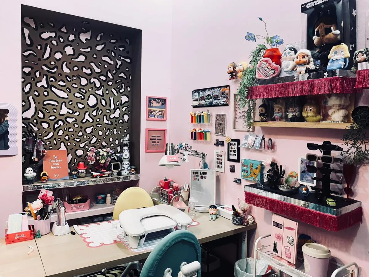 Sazi Younge Nail Art mendesain ruang kerjanya dengan nuansa hangat dan dekorasi unik di Kompleks Batununggal Indah Estate, Kec. Bandung Kidul, Kota Bandung, Senin (3/11/2025 | Foto: Ratu Ghurofil)