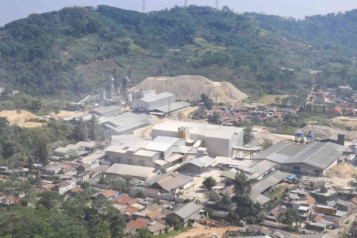 Pencemaran udara di kawasan Citatah, Padalarang. (Sumber: Ayobandung | Foto: Irfan al Faritsi)