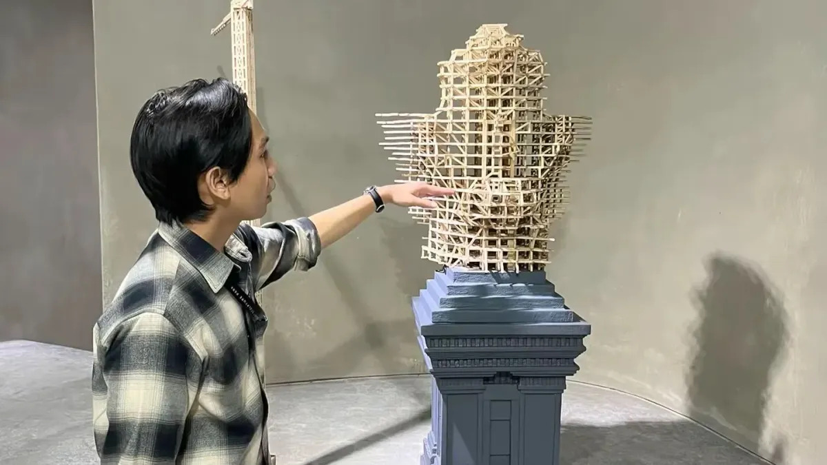 Fahmi menjelaskan konsep seni dan ruang kepada pengunjung di Nu Art Sculture Park, Bandung, Selasa&nbsp;(04/11/2025). (Foto: Amanda Clarissa)