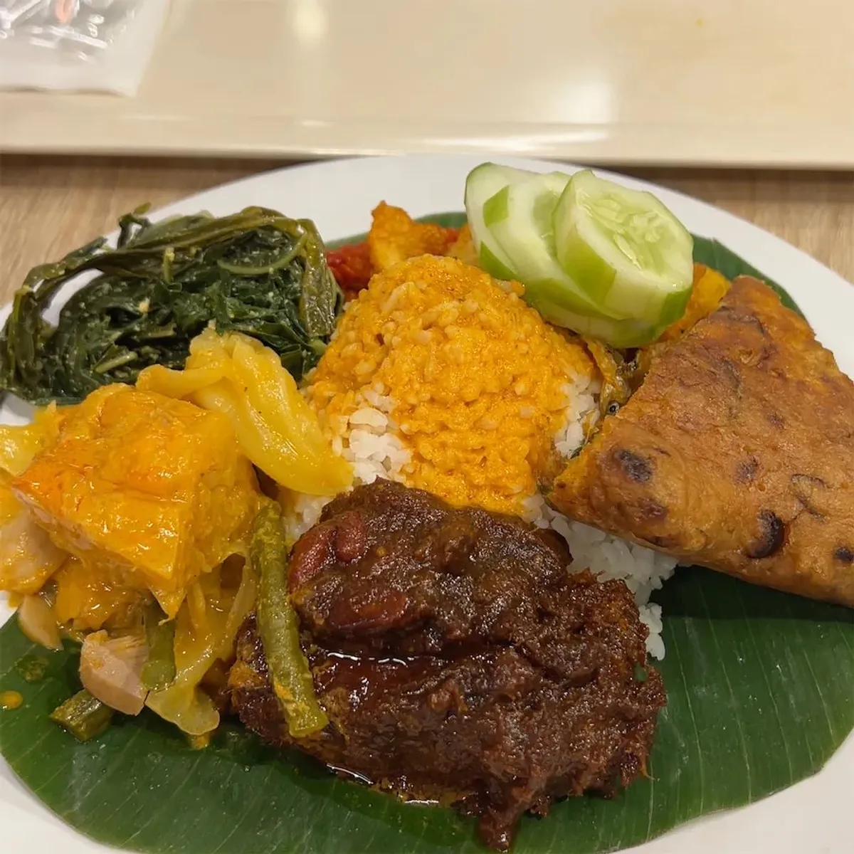 Hidangan nasi padang dengan berbagai lauk kaya bumbu khas Minangkabau di RM Sederhana sebagai kontras dari tampilan hidangan Sunda yang didominasi lalapan segar. (12/11/25)| Sumber: Alfina Nurhasanah (Sumber: Alfina Nurhasanah | Foto: Alfina Nurhasanah)