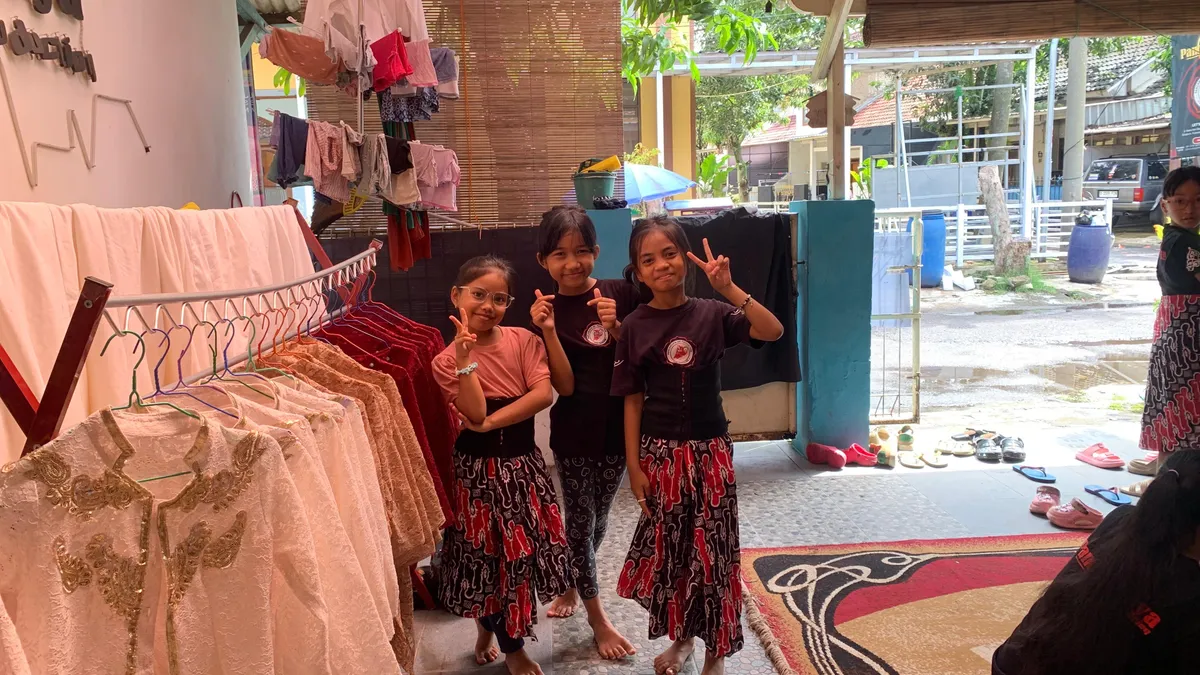Anak – anak menyiapkan atribut untuk proses latihan di Sanggar Pancawijaya Art Production Minggu sore 2 November 2025 (Foto: Nasywa Alya Kirana)