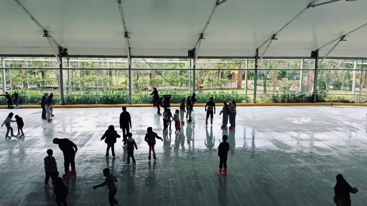 Pengunjung antusias bermain ice skating pada siang hari di Garden Ice Rink, Paris Van Java, Bandung (07/11/2025). (Sumber: Garden Ice Rink)
