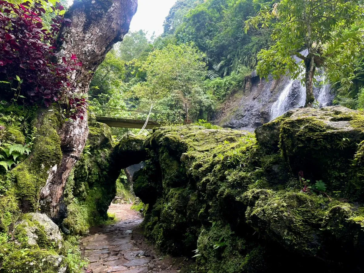 Spot foto alami yang ikonik dan populer di kalangan pengunjung Curug Tilu Leuwi Opat  
yang diambil pada Rabu, 5 November 2025 (Sumber: Dokumentasi Penulis | Foto: Najmi Zahra)