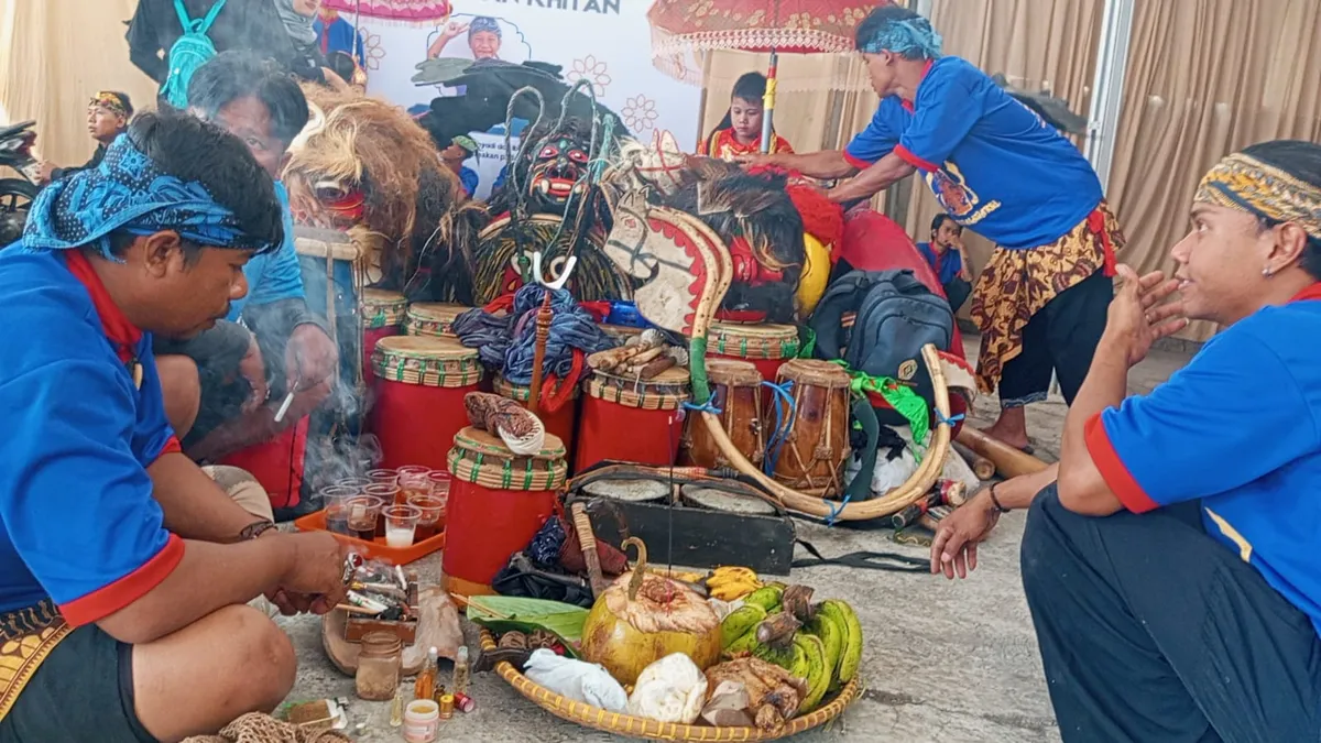 Para pemain Sanggar Seni Reak Putra Sawargi menyiapkan sesaji dan peralatan tradisional sebelum pertunjukan dimulai, Jalan Manisih, Bakti 05, RW 09, RT 04, Cibiru, Bandung Timur, Kota Bandung, Jawa Barat 40111, (24 September 2025). (Sumber: Dok. Acu Supriatna)