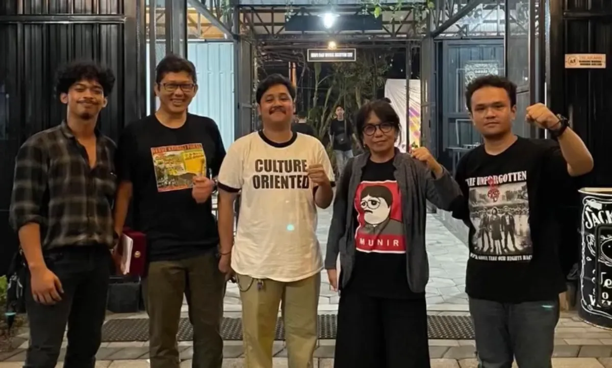 Pemberian T-Shirt "The Unforgotten" kepada Suciwati (istri Cak Munir) Jl. Tidar No.138, Kloncing, Karangrejo, Kec. Sumbersari, Kabupaten Jember, Jawa Timur, (11/11/2024) (Foto: @bringace)