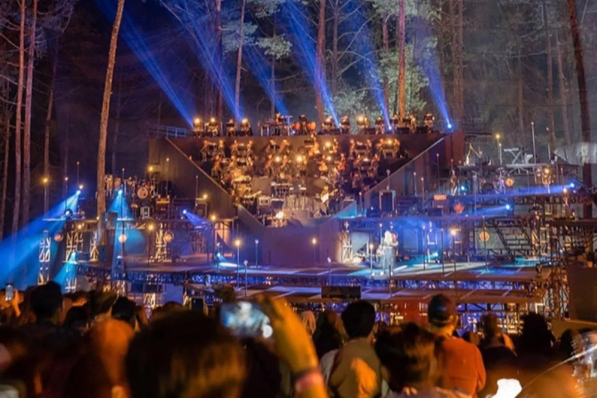 Penampilan orkestra di tengah hutan pinus kawasan wisata alam Cikole, Lembang,
Kabupaten Bandung Barat, Menampilkan harmoni musik dan alam pada gelaran
konser (30/8/2025) (Sumber: Antara News)