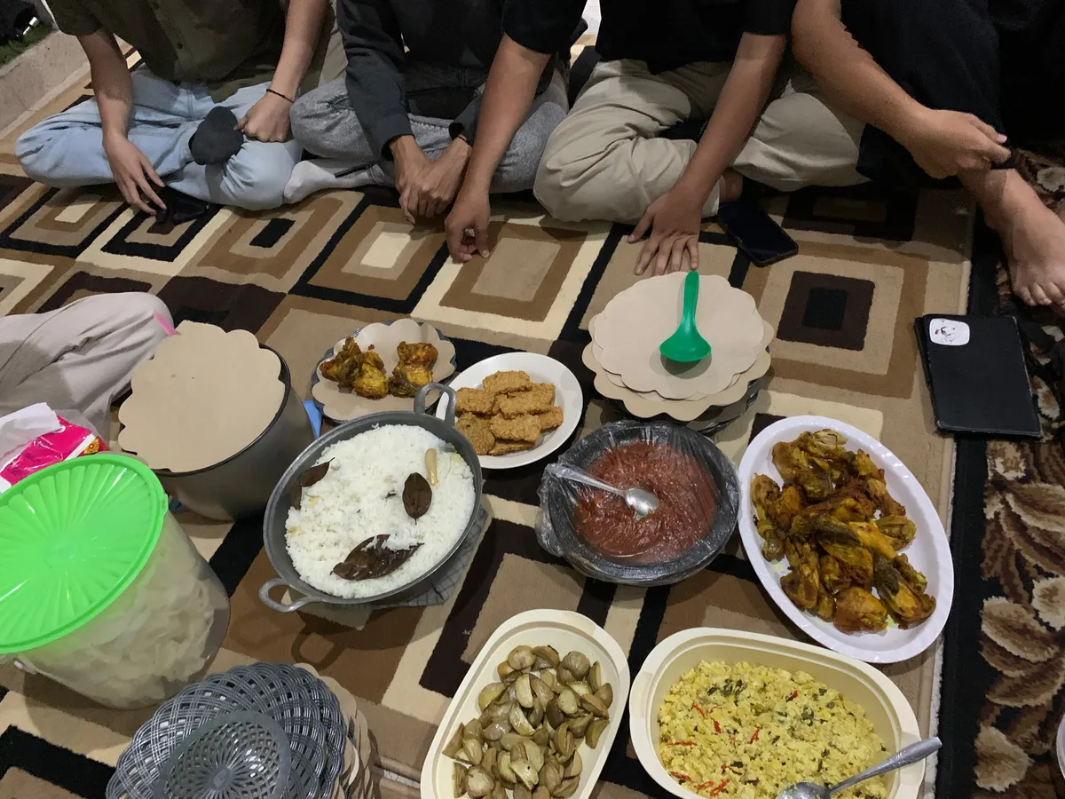 Anak-anak muda ini berkumpul untuk menikmati hidangan khas Sunda sebagai bentuk syukur menjelang datangnya bulan Ramadhan pada 29 Maret 2025 (sumber foto: Dalvin) (Sumber: dalvin | Foto: dalvin)
