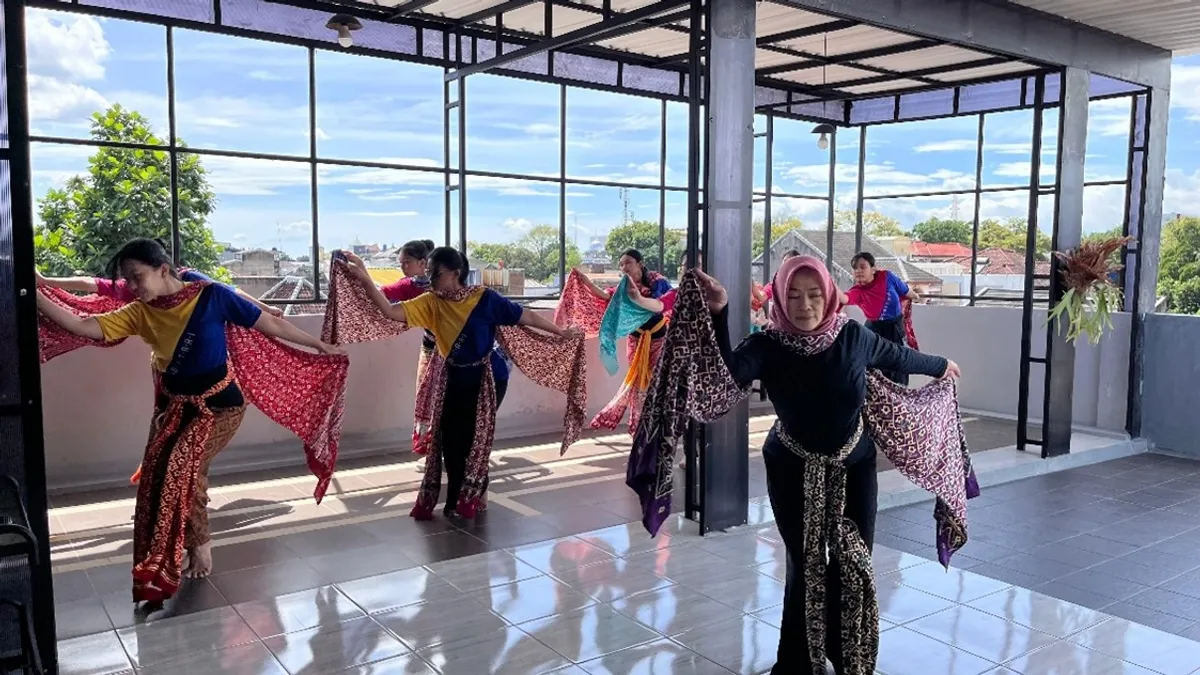 Latihan tari merak dengan penuh semangat di ruangan yang terbuka (09/11/2025) (Sumber: Mikha Br Sirait | Foto: Mikha Br Sirait)