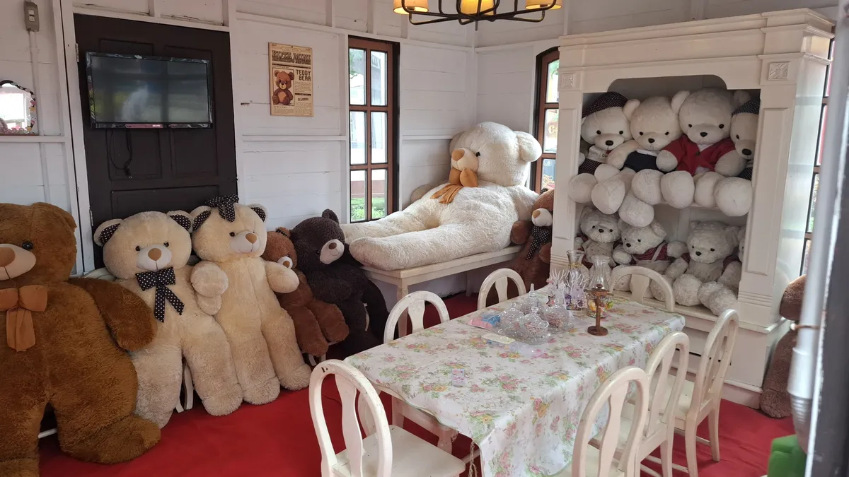 Kumpulan boneka beruang besar mengelilingi setiap sudut ruangan di wahana Bear House (29/10/2025). (Sumber: Dokumentasi Penulis | Foto: Annisa Salsabila)