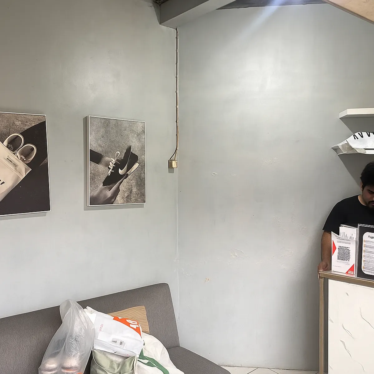 Suasana di dalam toko Maxcleanic, yang bersih dan rapi dengan beberapa pesanan sepatu. (28/10/2025) (Sumber: Dokumen Penulis | Foto: Syafitriani Rahmawati)