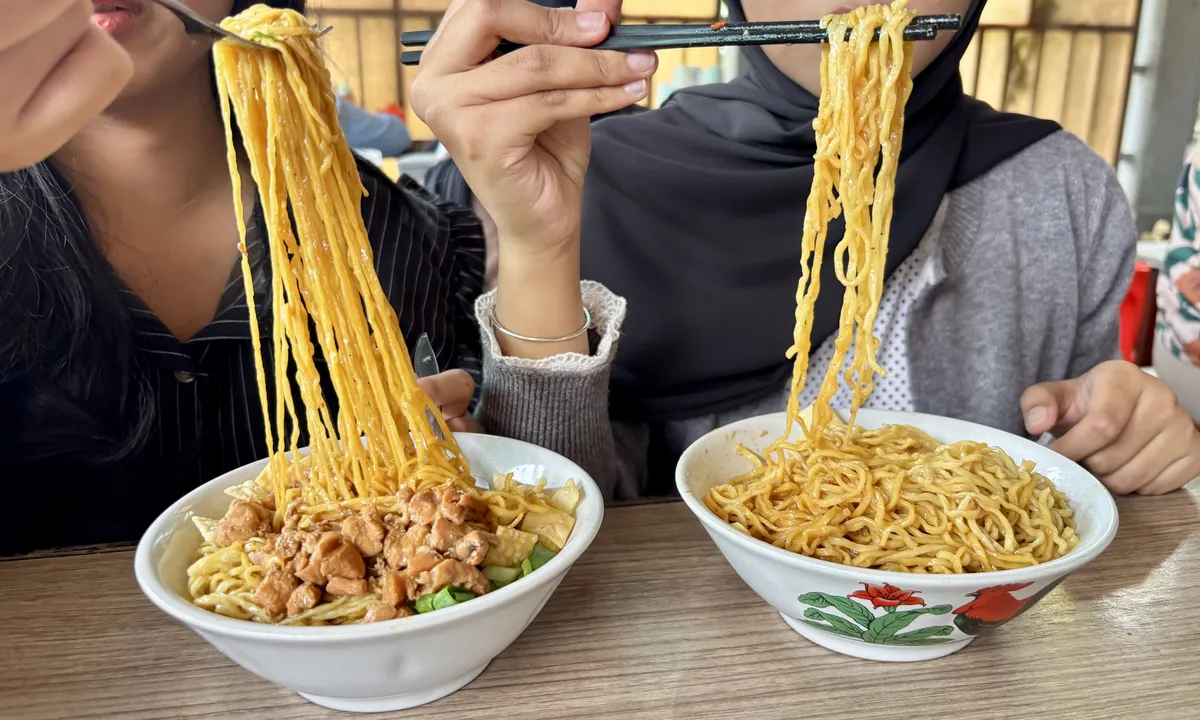 Bakmi original (kanan) dan bakmi pangsit dengan potongan ayam (kiri), dua menu favorit di Kedai Bakmi Pesona, Bojongsoang, 4 November 2025, berlokasi di Perumahan Pesona Bali Blok B4 Nomor 19 Jalan Lengkong Tengah No.19 RT.002/RW.018, Bojongsoang, Kabupaten Bandung. (Sumber: Dokumentasi Penulis | Foto: Zaskia Naura Adilia Putri)