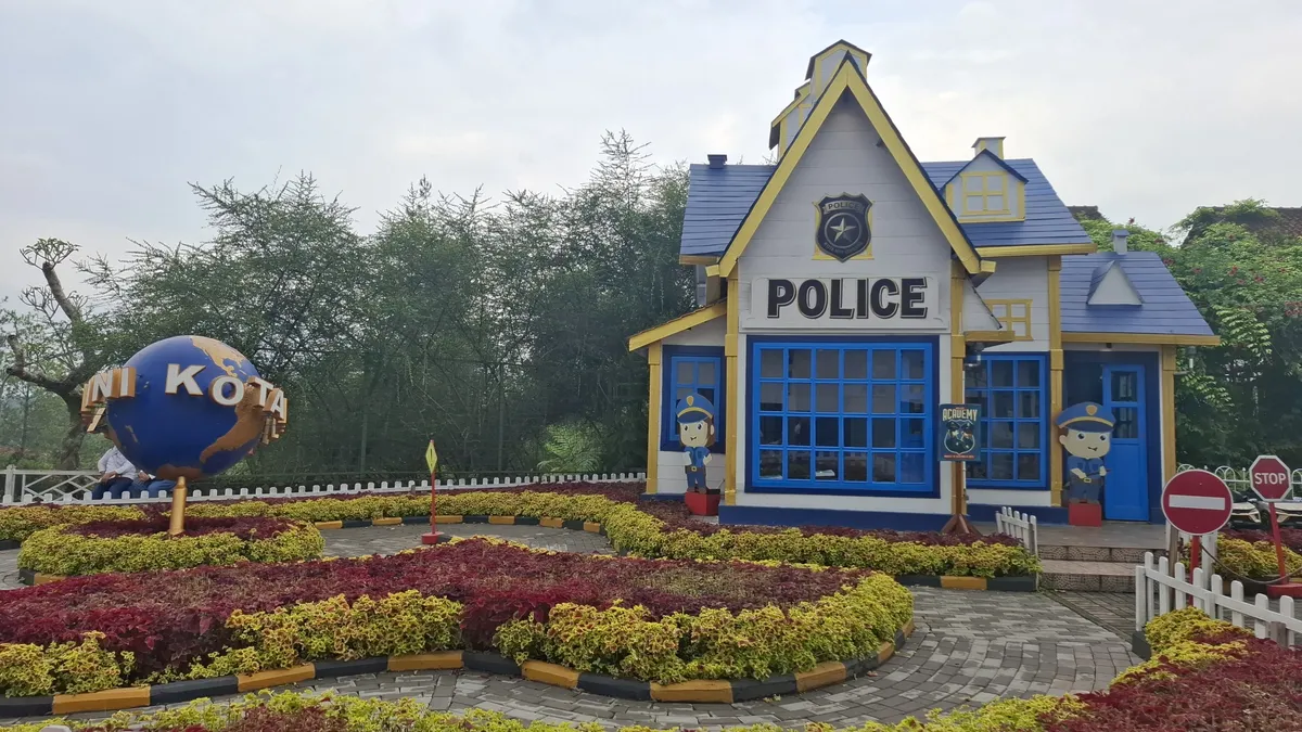 Wahana Police Cilik dikelilingi deretan bunga menambah keindahan area sekitarnya (29/10/2025). (Sumber: Dokumentasi Penulis | Foto: Annisa Salsabila)