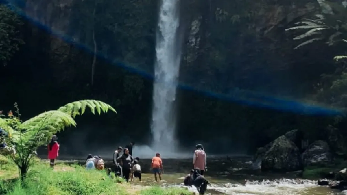 Sejumlah wisatawan menikmati kesejukan Curug Bugbrug yang tetap terjaga keasriannya di Kabupaten Bandung Barat. Liputan pada hari Minggu (09/11/2025). (Sumber: Farid Ahmad Faruqi | Foto: Farid Ahmad Faruqi)