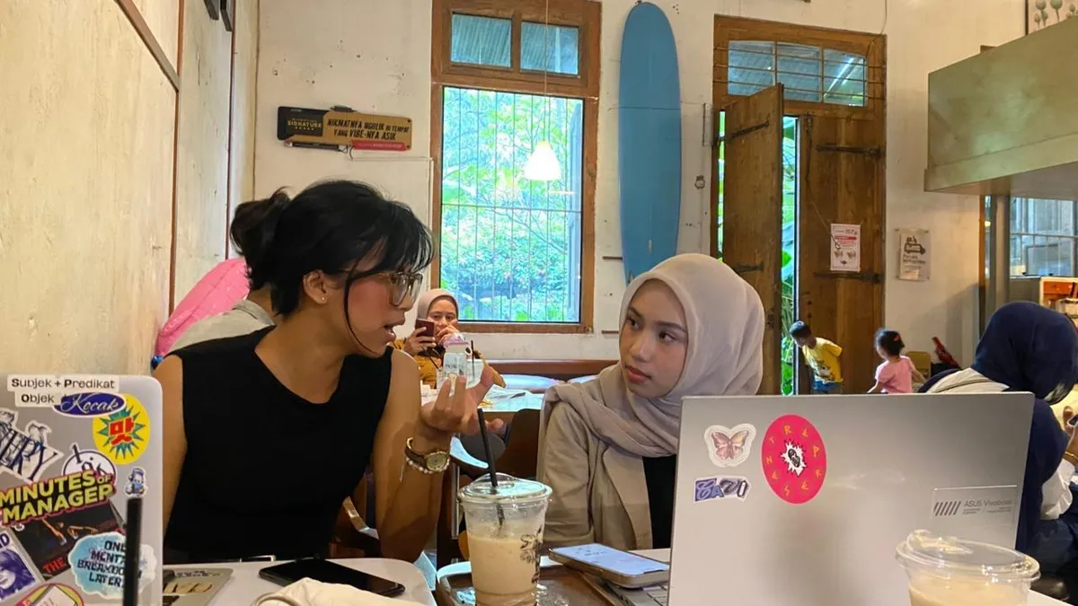 Proses wawancara bersama Marlina mengenai perjalanan usaha keluarga yang berawal dari jasa rias pengantin hingga berkembang menjadi Indhira Wedding Organizer, di Kafe Sloow, Gudang Utara, Bandung. (Foto: Seyshara Azizah/Dokumentasi pribadi)