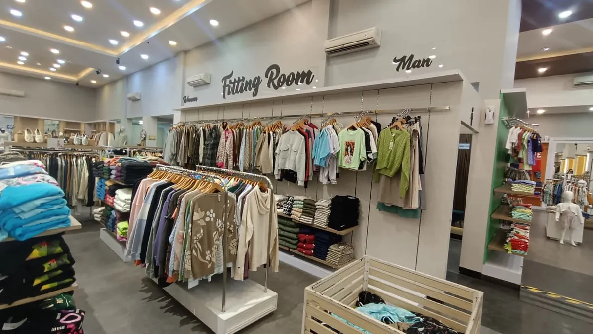 Deretan pakaian tertata rapi menunggu pembeli yang ingin tampil stylish di setiap kesempatan, 8 November 2025, berlokasi di Jl. Ir. H. Juanda No.112, Lebakgede, Kecamatan Coblong, Kota Bandung, Jawa Barat 40132. (Sumber: Dokumentasi Penulis | Foto: Amalia Putri Aditia)