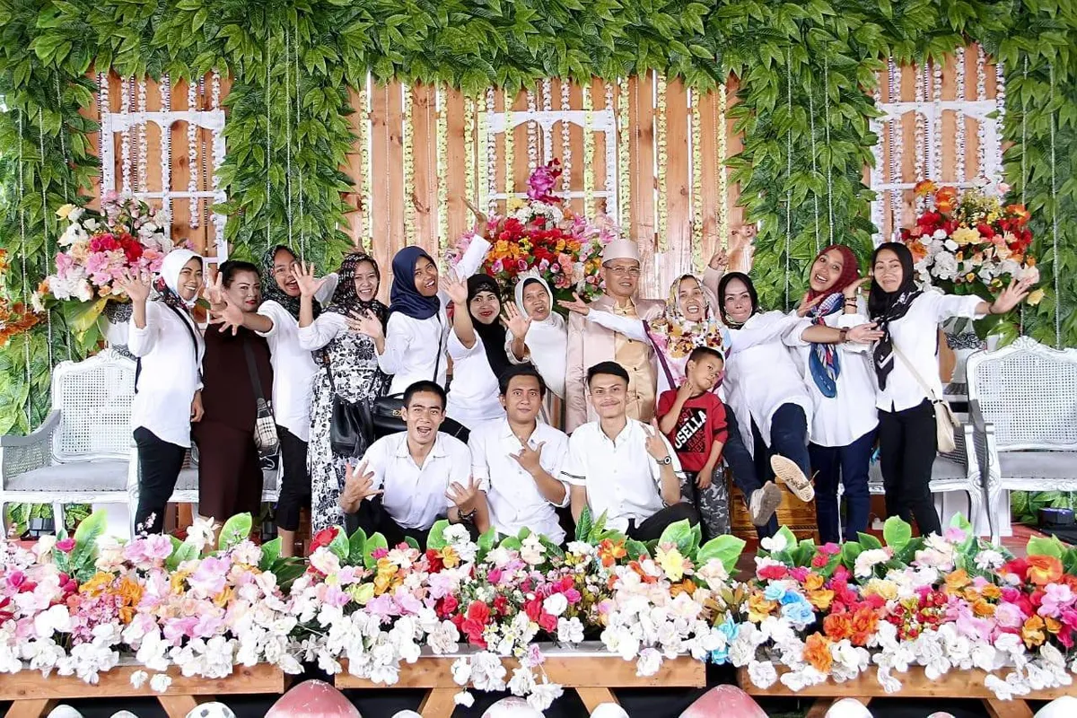 Suasana kebersamaan tim Indhira Wedding Organizer seusai menangani prosesi pernikahan di Bandung, Sabtu (18/10/2025). (Sumber: (Foto: Dokumentasi Indhira Wedding Organizer) | Foto: Tim Indhira Wedding Organizer)