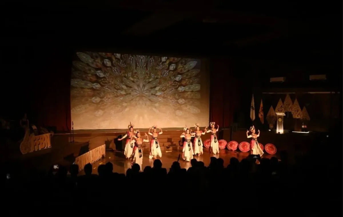 Para penari Sanggar Panca Wijaya Art menampilkan tarian Jaipong di West Java Festival, Kecamatan Batununggal, Bandung, Sabtu (25/10/2025), sebagai bentuk pelestarian budaya Sunda di era modern. (Foto: Yosep Gunawan)