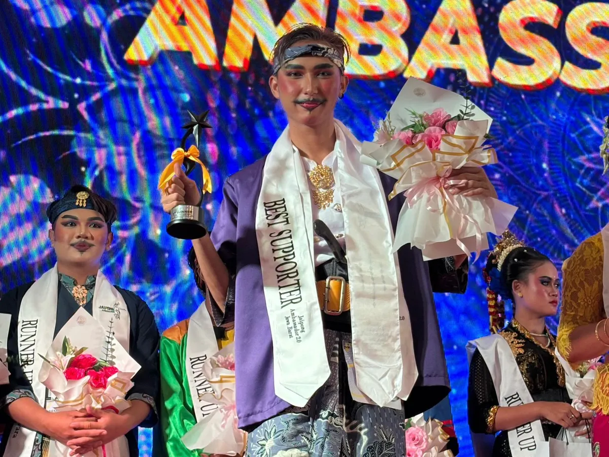 Potret Mochamad El Fattih Kaafighanny Alria, tersenyum bangga usai dinobatkan sebagai Juara 2 kategori
Jawara di ajang Jaipong Ambassador 2.0. (24/08/2025) (Sumber: Mochamad El Fattih Kaafighanny Alria)