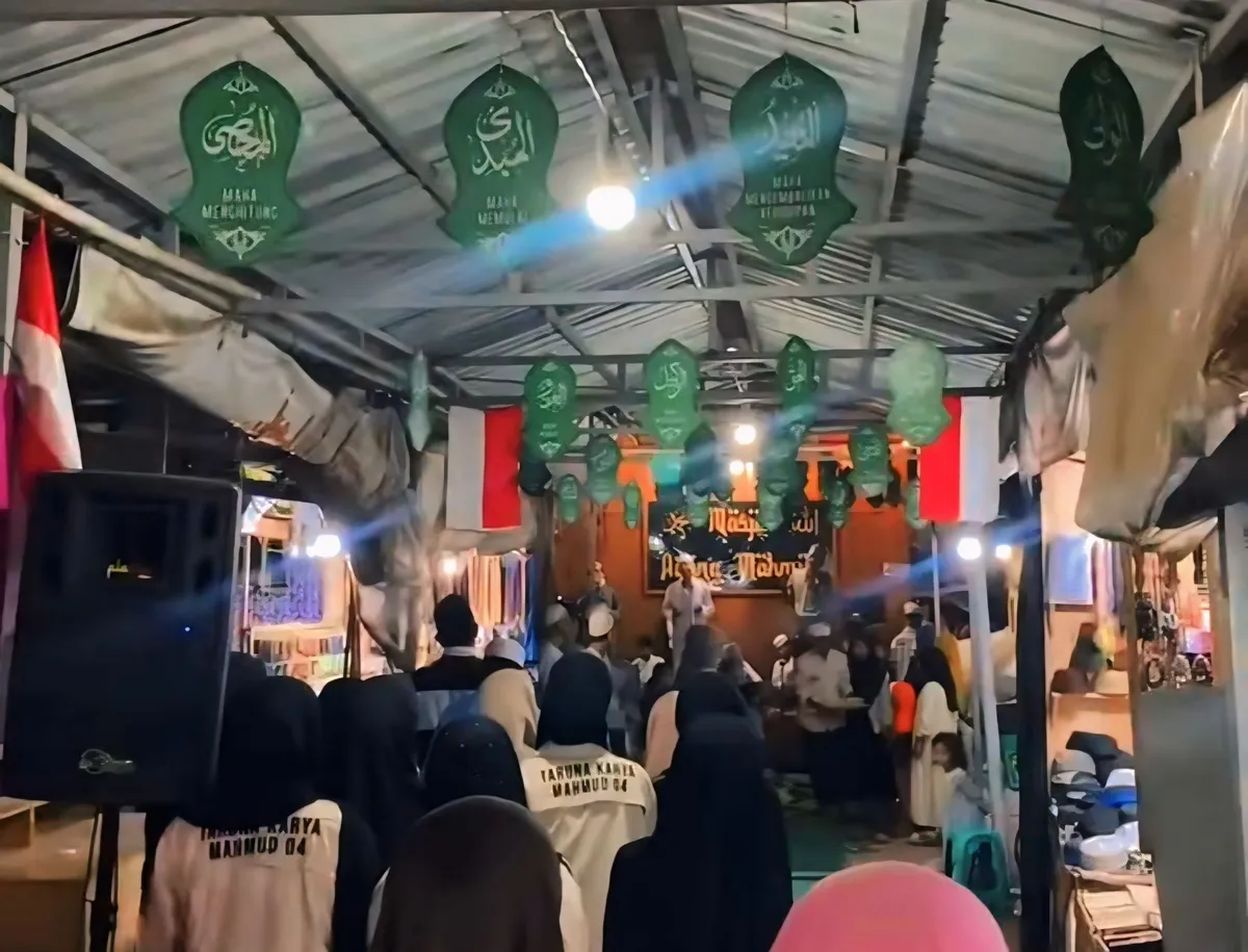 Pengunjung memenuhi masjid agung di Kampung Mahmud, Desa Mekar Rahayu, Kecamatan Margaasih, Kabupaten 
Bandung, Senin (16/03/25) (sumber foto: narasumber) (Sumber: Dokumentasi Narasumber | Foto: Jujum Zulfikar)