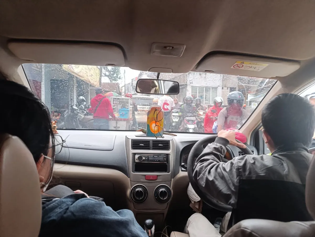 Seorang driver online tengah menegur sapa driver online lainya di tengah keramaian jalanan, menerapkan nilai cageur, bager, bener dalam layanan transportasi – Bandung, Sabtu (01/11/2025) (Foto: Bunga Kemuning A.D)