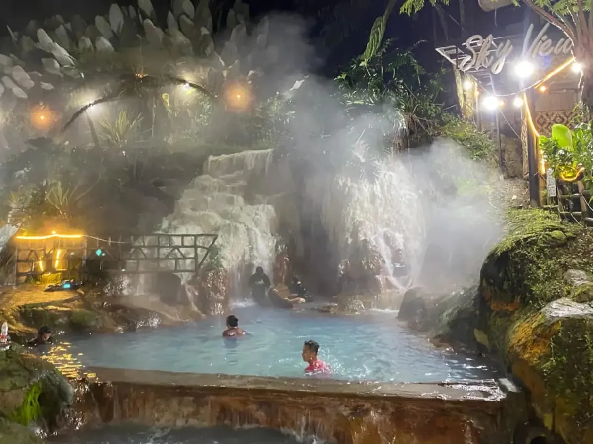 Uap hangat air panas alami menciptakan selubung kabut yang magis dan menenangkan di malam hari. (Foto: Muhamad Faisal Ramadhan)