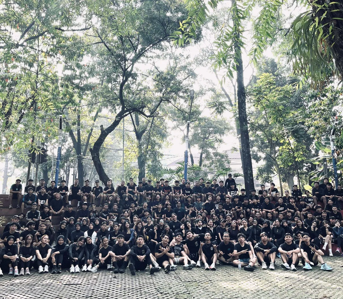 Puluhan pelari berkumpul di Jl. Sumbawa No.20, Merdeka, Kecamatan Sumur Bandung, Kota Bandung, pada Minggu, 15 November 2025, untuk berfoto bersama setelah menyelesaikan sesi lari mereka. (Sumber: Rafid Afrizal Pamungkas | Foto: Rafid Afrizal Pamungkas)