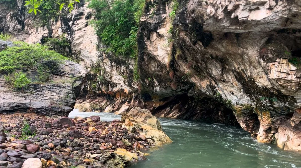 Keindahan tebing kapur dan aliran Sungai di wisata Sanghyang Kenit, Kab. Bandung Barat (3/11/2025)
(Sumber foto: ZaidanHariz)