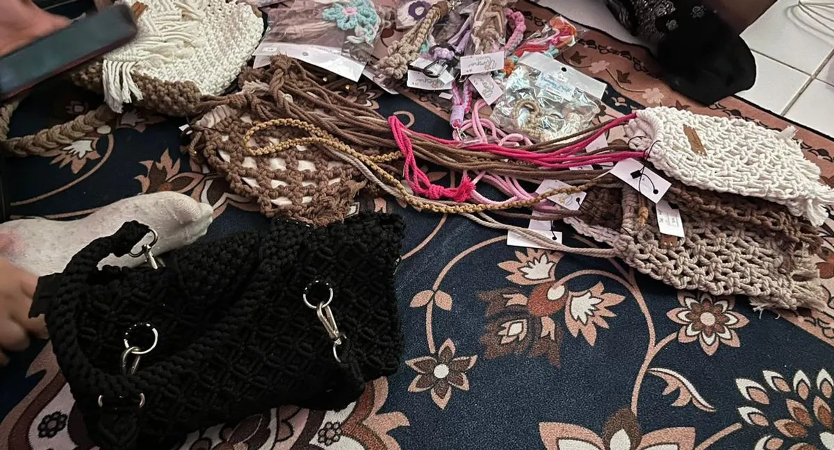 Beberapa hasil kerajinan makrame Yumna Craft seperti tas, gantungan kunci, dan pouch, berlokasi di Kp. Paralon, Jl. Raya Bojongsoang No.85, RT.03/RW.12, Bojongsoang, Kabupaten Bandung, (05/11/2025) (Sumber: Dheana Husnaini | Foto: Dheana Husnaini)