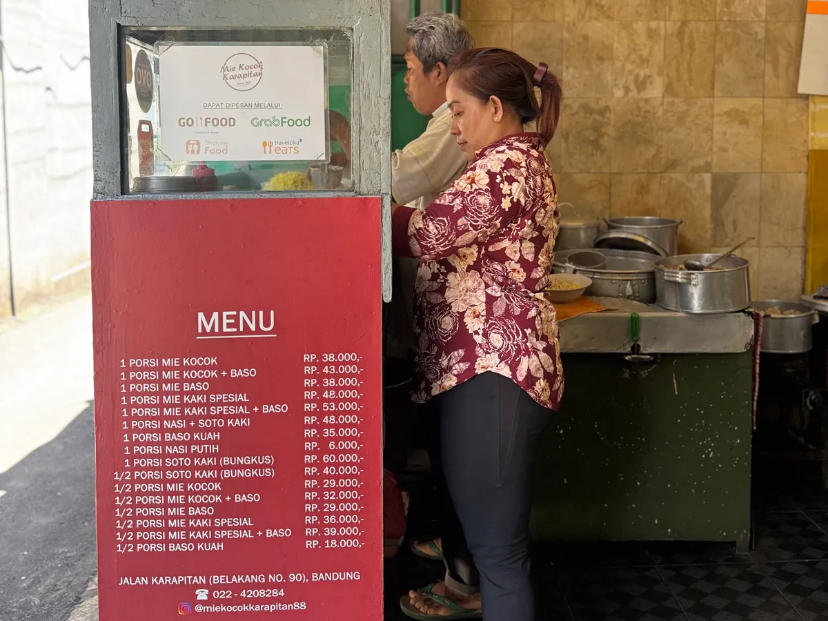 Pemilik Mie Kocok Karapitan sedang melayani pembeli di warungnya di Jalan Karapitan, Bandung. (7/11/2025) (Foto: Mohammad Raihan Assidiqqi) (Foto: Mohammad Raihan Assidiqqi)