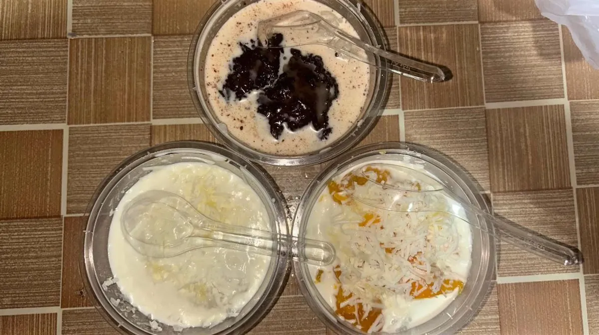 Tiga mangkuk rasa favorit di Ketan Susu Bahagia tersaji di atas meja (Foto: Hanina Aulia Saffana)