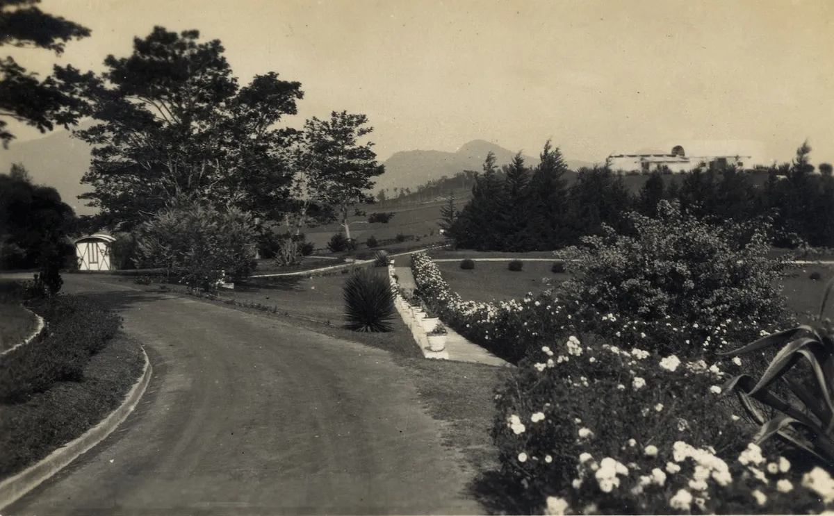 Pemandangan jalan menuju Observatorium Bosscha. (Sumber: KITLV)
