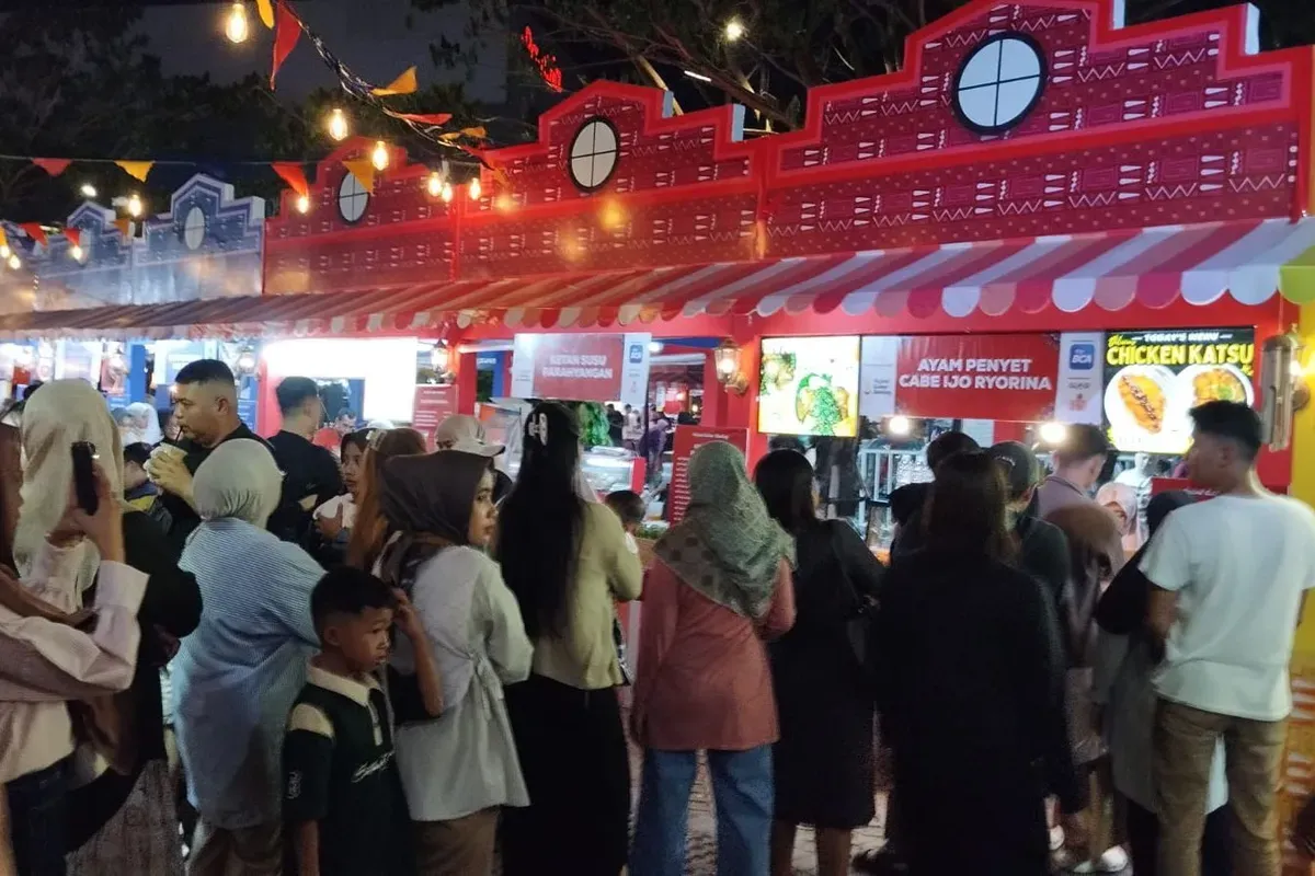 Suasana antusiasme pengunjung saat mengantre untuk mencicipi hidangan Ryorina Kitchen di Parkir Barat Summarecon Mall Bandung. (Sumber: Dokumentasi Penulis | Foto: Rudi Rudyanto)