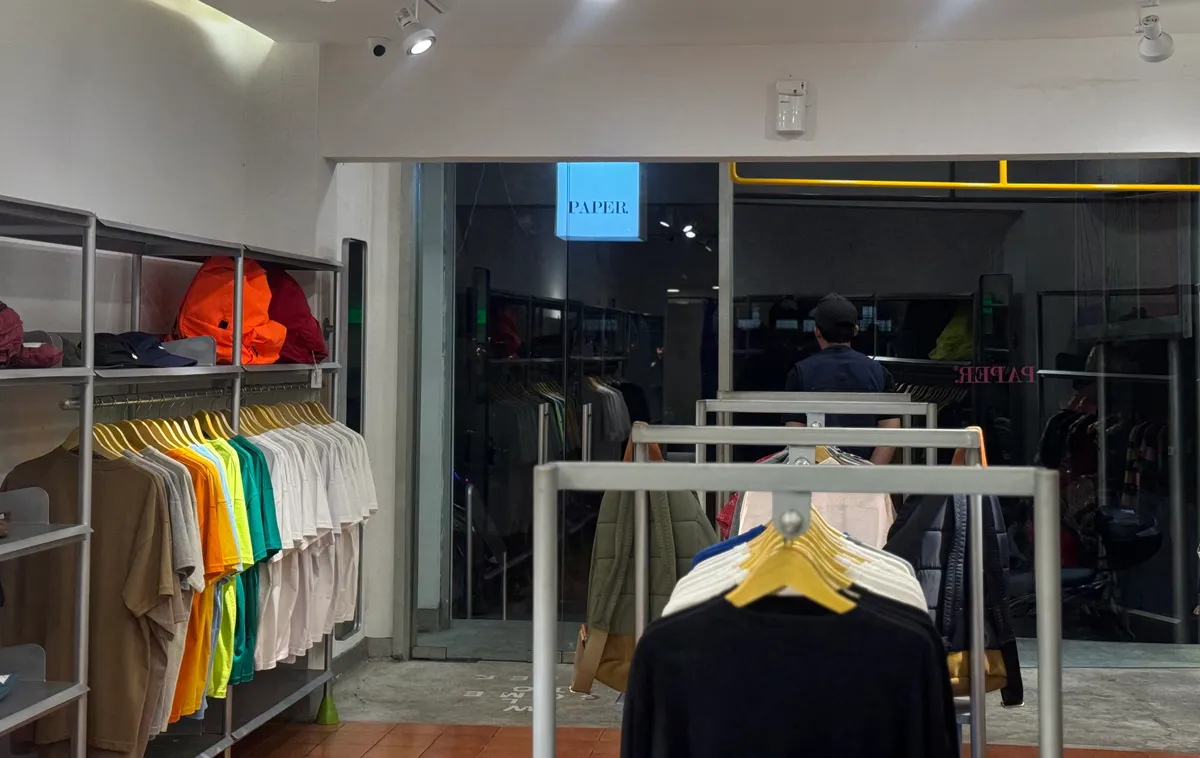 Seorang pegawai tampak sedang menjaga toko Paper Official di kawasan Jalan Trunojoyo, Kecamatan Bandung
Wetan, Kota Bandung. Selasa (4/11/2025). | (Sumber: Zia Sabita). (Sumber: Zia Sabita | Foto: Zia Sabita)