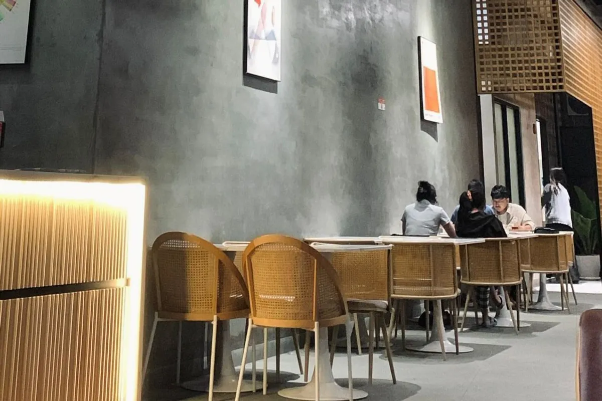 Salah satu potret suasana café yang nyaman untuk melakukan WFC (10/11/2025) (Foto: Salsafira)