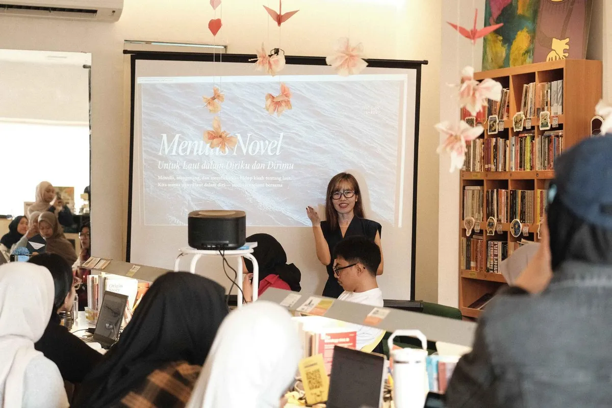 Cynthia Agustin selaku Pemateri dalam Workshop Menulis Novel: Untuk Laut Dalam Diriku dan Dirimu (Sumber: Dokumentasi Fotografer | Foto: Elan Budi Kusumah)