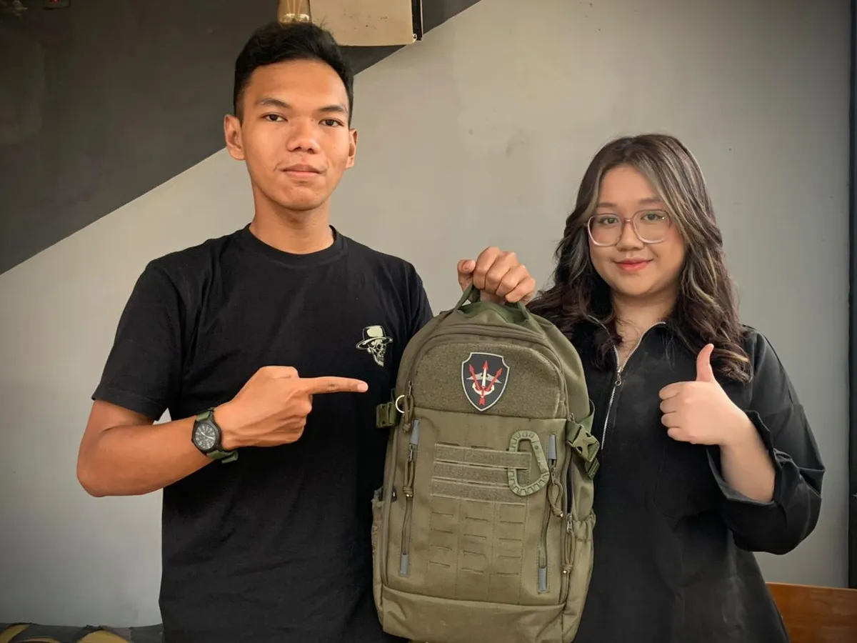 Dyvo Xavier Muhamad Yandi Putra memegang salah satu koleksi tas taktis favoritnya. (Foto: Patricia Avrilia Rolina)