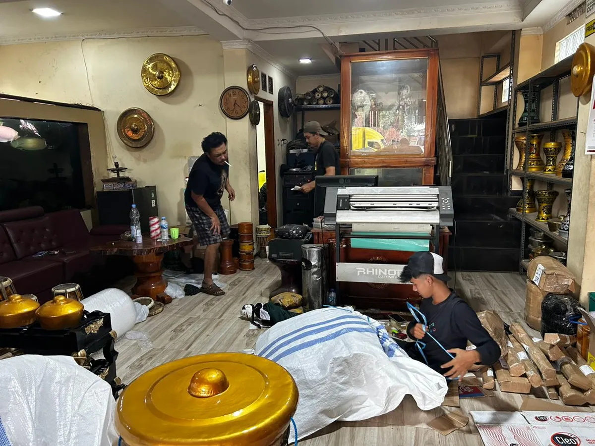 Tim sedang menata dan mengepak berbagai alat musik tradisional di ruang produksi Giri Purwa Seni yang berlokasi di Jl. Soekarno Hatta No. 425, Desa Cigereleng, Astana Anyar, Karasak, pada 15 November 2025. (Sumber: Vasya Sofiaramas Kantawijaya | Foto: Vasya Sofiaramas Kantawijaya)