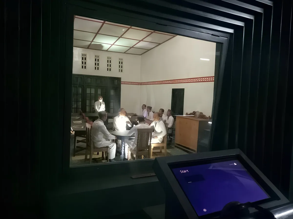 Monju menjulang dengan gagah, seolah menantang waktu, mengingatkan setiap mata yang memandang bahwa kemerdekaan bukanlah hadiah, melainkan hasil dari darah dan air mata rakyat Jawa Barat. (Sumber: Ayobandung.id | Foto: Eneng Reni Nuraisyah Jamil)