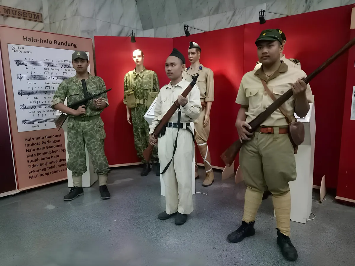 Monju menjulang dengan gagah, seolah menantang waktu, mengingatkan setiap mata yang memandang bahwa kemerdekaan bukanlah hadiah, melainkan hasil dari darah dan air mata rakyat Jawa Barat. (Sumber: Ayobandung.id | Foto: Eneng Reni Nuraisyah Jamil)