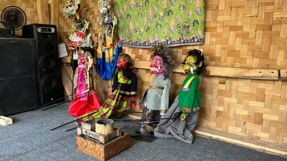 Wayang golek di Sanggar Giriharja—warisan seni yang terus dijaga oleh  para dalang muda. (Sumber: Dokumentasi Penulis)