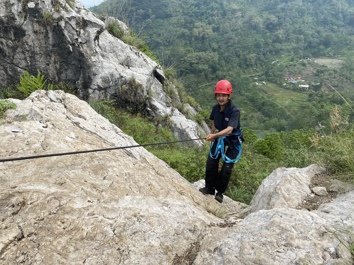 Rappeling menjadi salah satu aktivitas wisata ekstrem yang digemari di area karst Citatah. (Sumber: Ayobandung | Foto: Restu Nugraha)