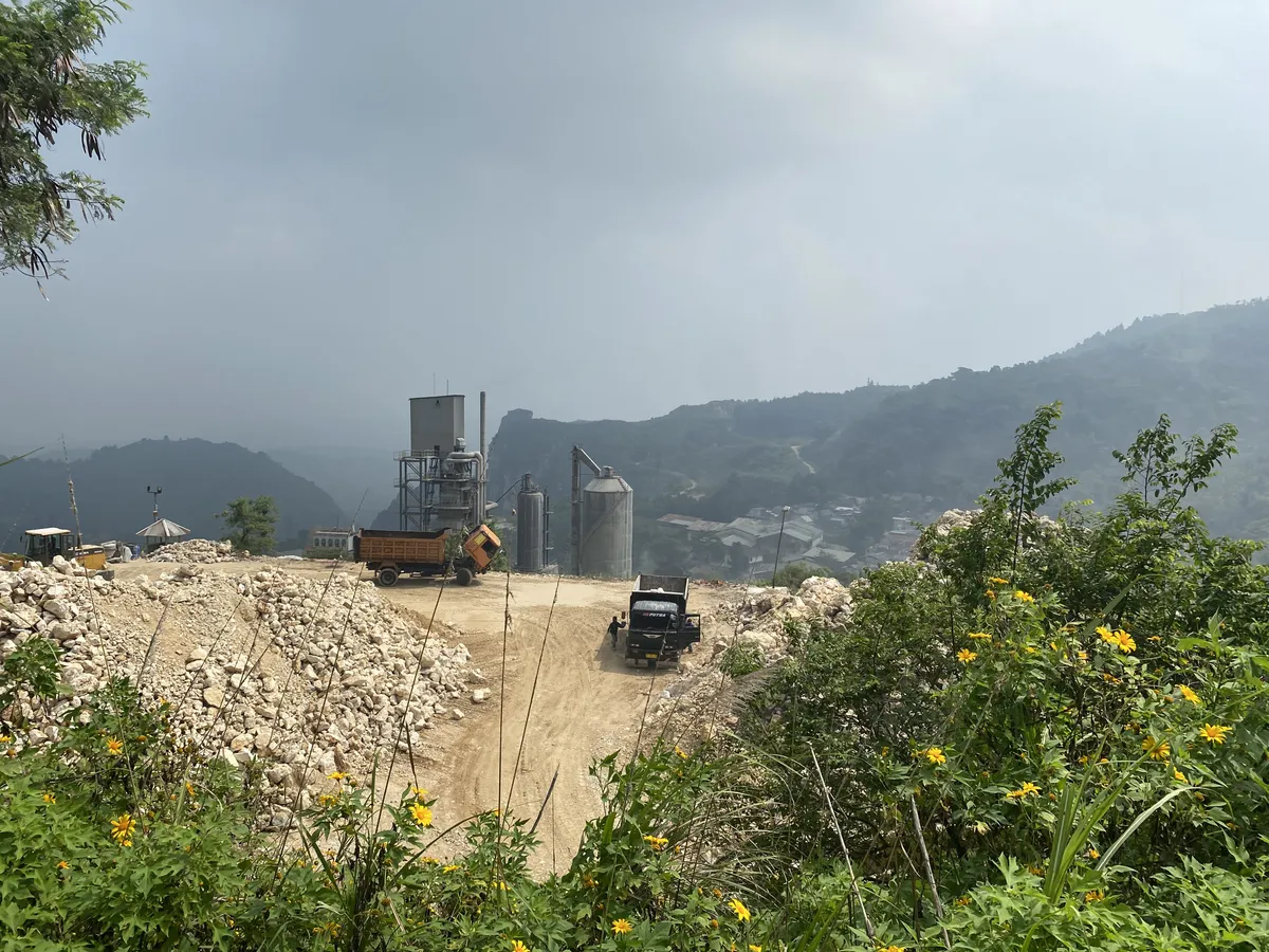 Lalu lalang kendaraan pengangkut dan alat berat yang mengangkut hasil tambang karst Citatah. Tampak pada bagian latar panorama langit yang buram akibat polusi. (Sumber: Ayobandung | Foto: Restu Nugraha)
