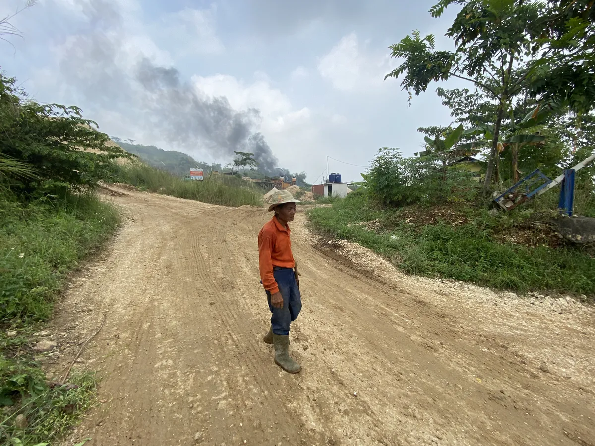 Abah Iya jadi saksi hidup perubahan lingkungan yang terjadi selama puluhan tahun akibat penambangan di karst Citatah. (Sumber: Ayobandung | Foto: Restu Nugraha)