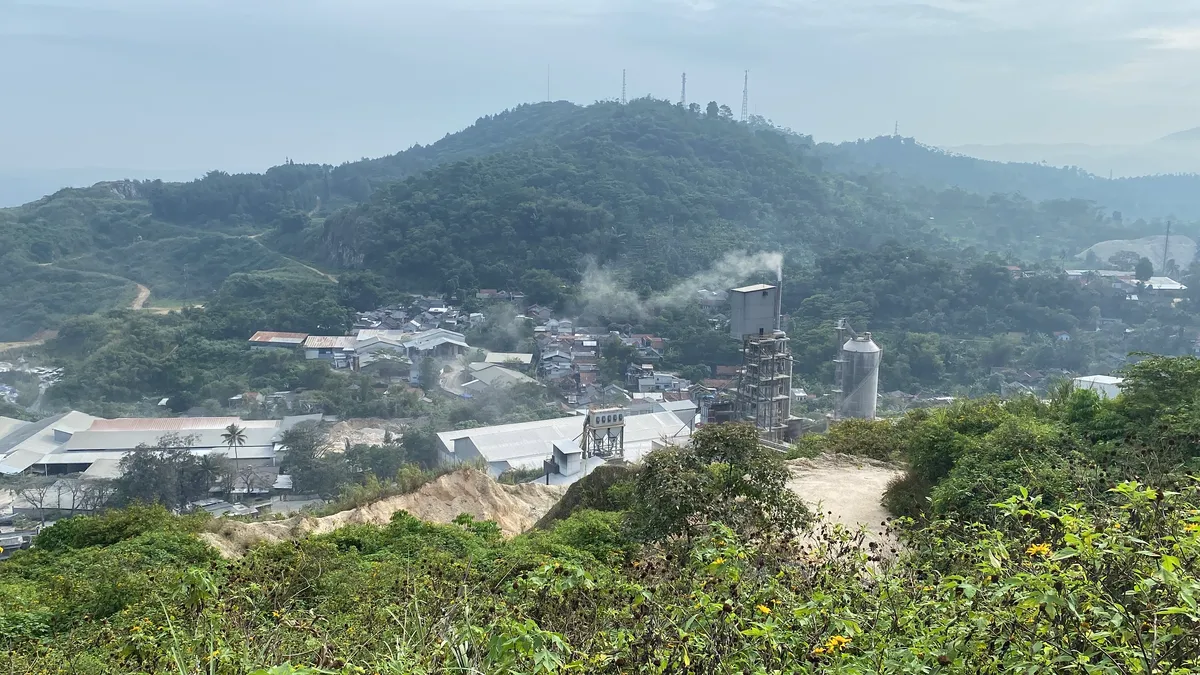 Pemandangan aktivitas pengolahan kapur di area karst Citatah yang menjadi salah satu penyebab polusi dan kerusakan lingkungan. (Sumber: Ayobandung | Foto: Restu Nugraha)