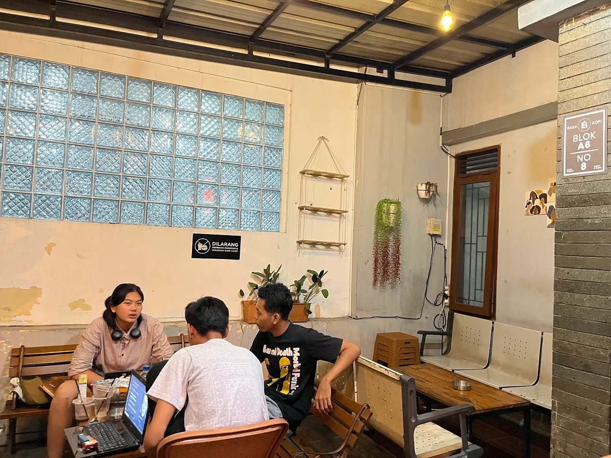 Suasana menggambarkan keakraban dan semangat bertukar pikiran mahasiswa saat mereka sedang berdiskusi di Rasa Kopi Bandung. Perumahan palem 1 residence Blok A6, Sukapura, Dayeuhkolot, Bandung City, (27/10/2025). (Foto: Bintang Haiban)